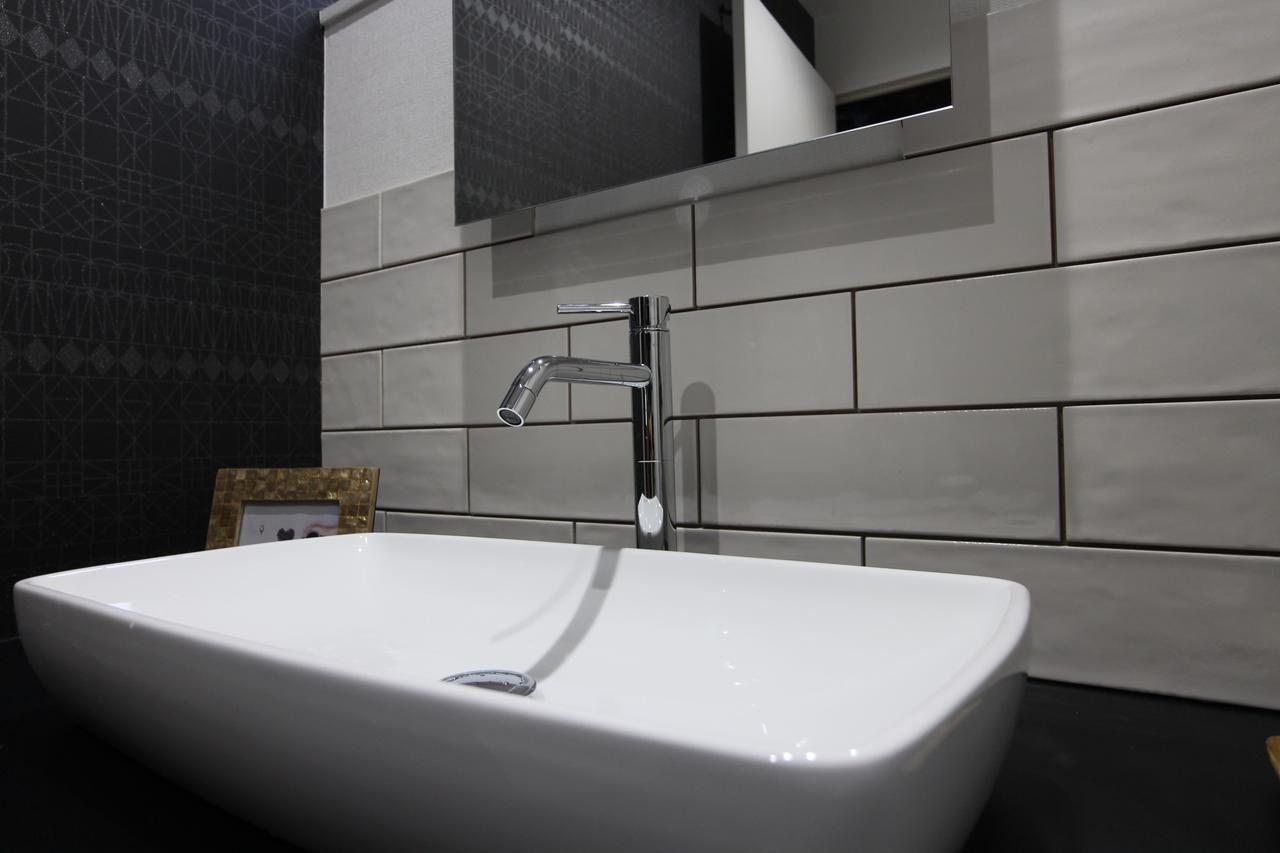 Sekai Hotel Tsuki Осака Екстериор снимка